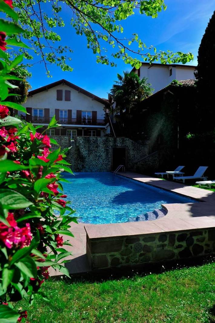 Hôtel pour 3 personnes, avec piscine ainsi que jardin et terrasse dans Office De Tourisme Saint Jean Pied De Port - 2