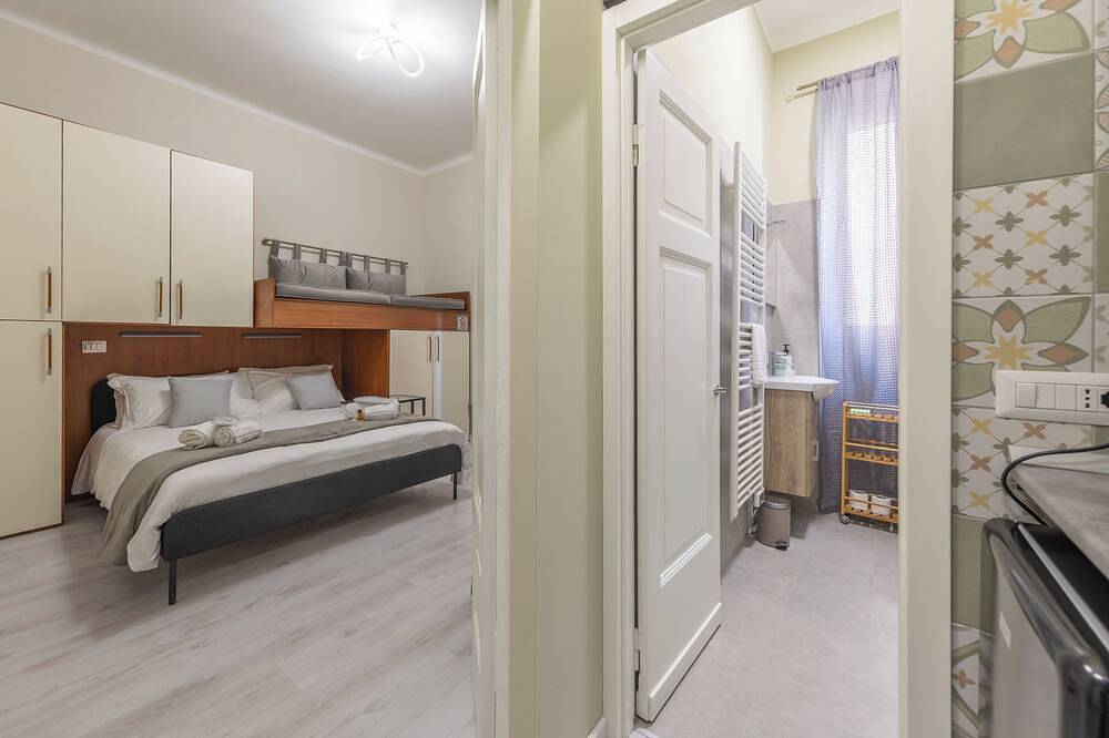 Entire apartment, Cozy studio apartment within walking distance of downtown Como. in Como, Lake Como