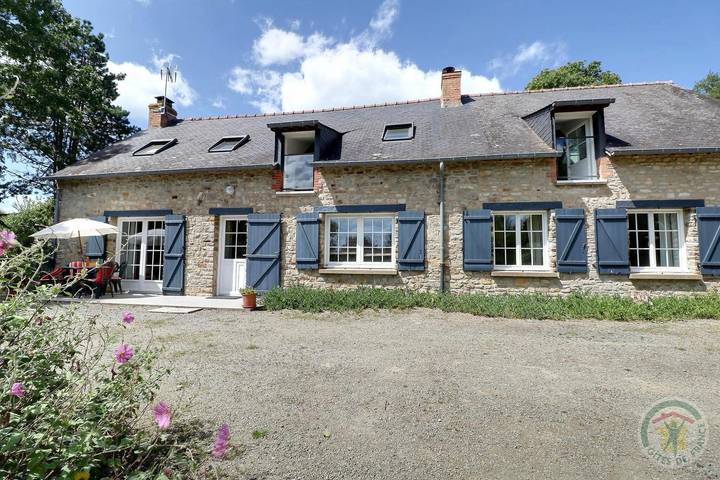 Gîte pour 8 personnes, avec Terrasse ainsi que Jardin et Vue à Pancé