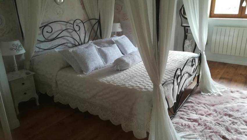 Location de vacances pour 4 personnes, avec jardin ainsi que vue et piscine dans Mortain-Bocage - 4