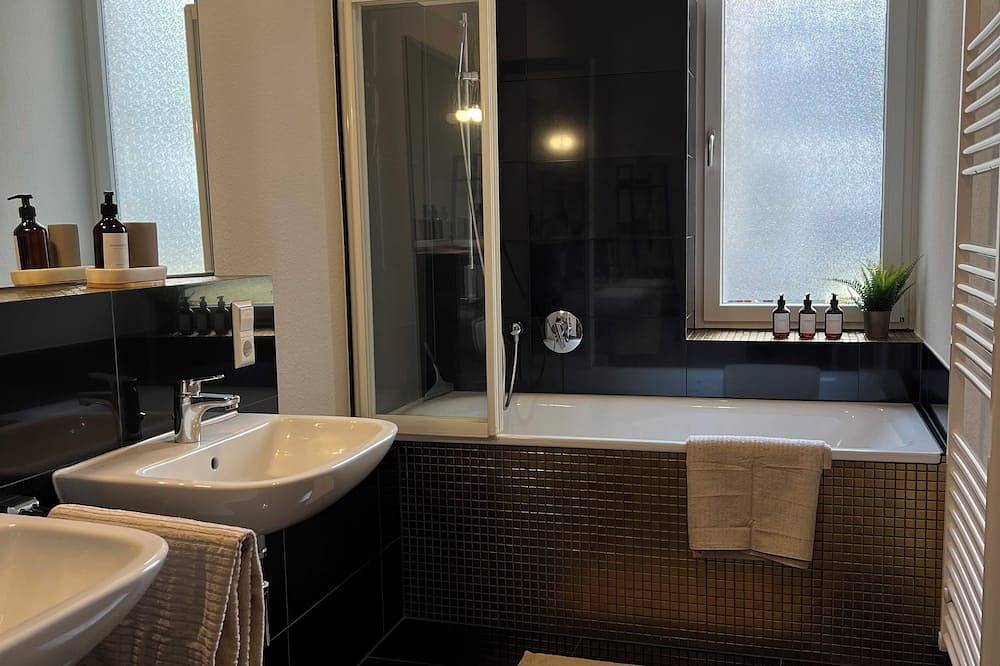 Ganze Wohnung, City Home - Top Lage - 2 Zimmer - 80qm - Smart Tv - Wifi - Balkon in Stuttgart, Stuttgart Region