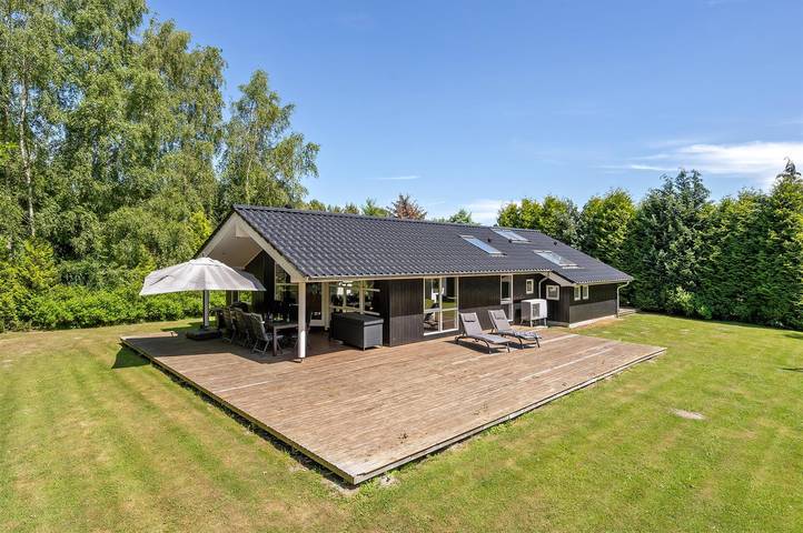 Ferienhaus für 8 Personen, mit Terrasse und Whirlpool sowie Garten und Sauna auf Seeland