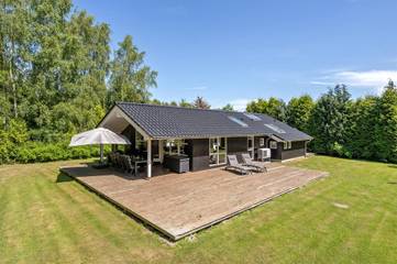 Ferienhaus für 8 Personen, mit Garten und Sauna sowie Terrasse und Whirlpool in Lolland-Falster