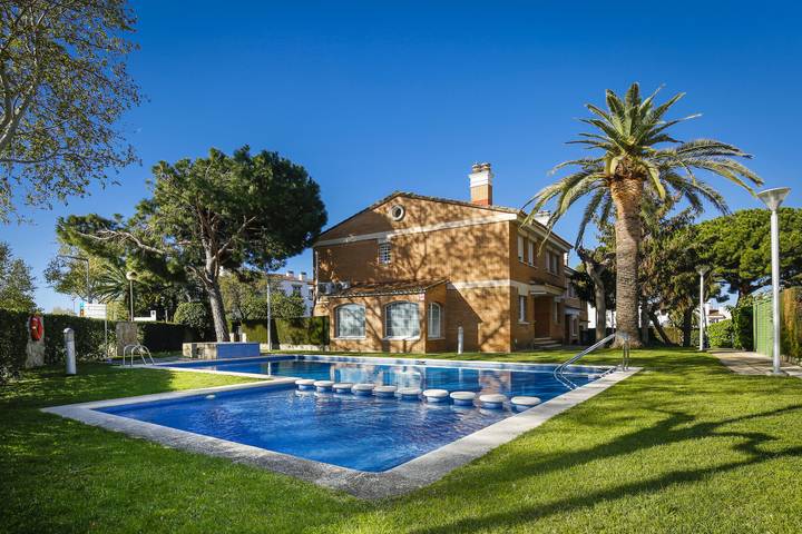 Ferienhaus für 8 Personen, mit Garten und Pool sowie Balkon