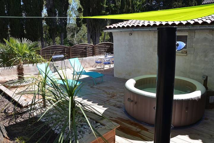 Gîte pour 4 personnes, avec Jacuzzi ainsi que Terrasse et Jardin