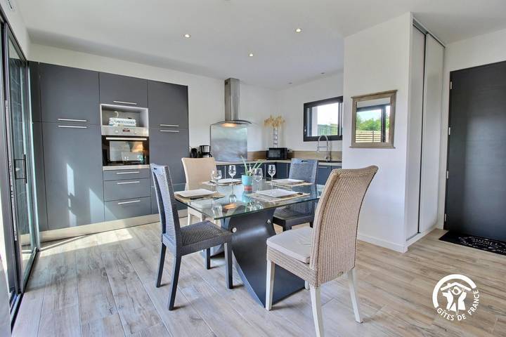 Gîte pour 4 personnes, avec terrasse dans Plage de Landrezac - 2