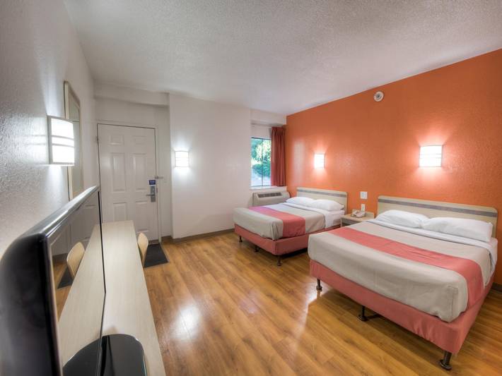 Apartamento entero, Sunny 2 camas matrimoniales | Adaptado para personas con discapacidad Microondas in Connecticut
