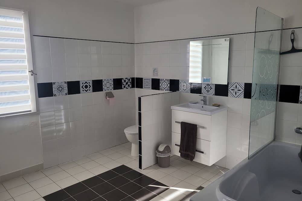Guest Room 'Chambre D'hôtes Nature' with Shared Terrace, Wi-Fi and Air Conditioning in Cabannes, Arles region