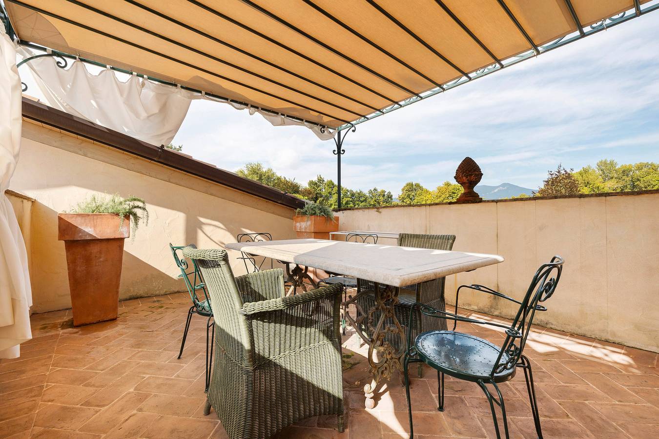 Appartamento intero, Appartamento 'Superior Diamante' con piscina condivisa, Wi-Fi e aria condizionata in Puegnago del Garda, Prealpi Gardesane