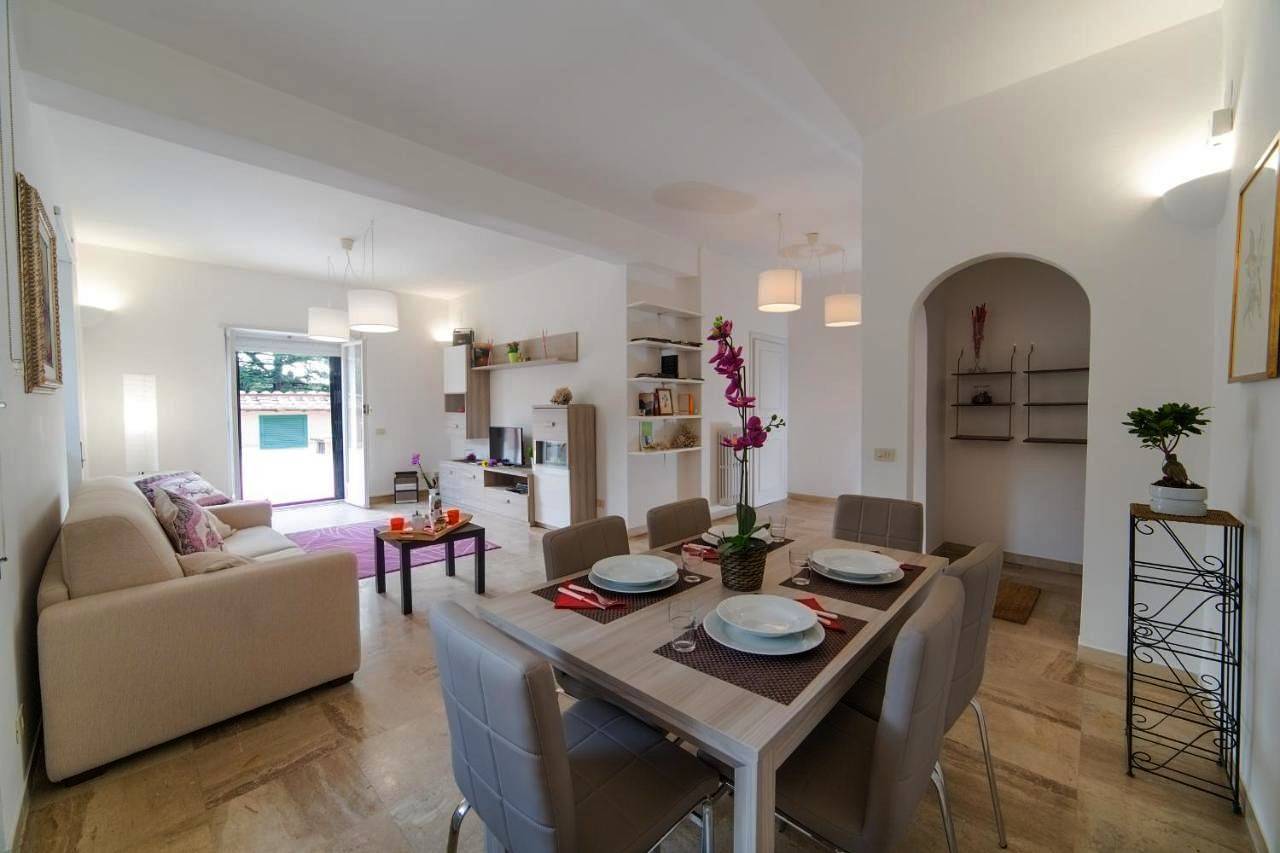 Appartamento intero, Apartment with Terrace in Grottaferrata, Castelli Romani
