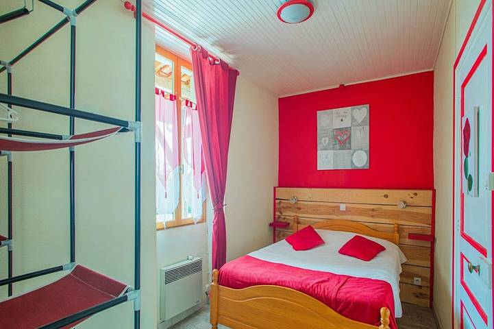 Location de vacances pour 6 personnes, avec jardin ainsi que terrasse et piscine, animaux acceptés à Les Eyzies-de-Tayac-Sireuil - 4
