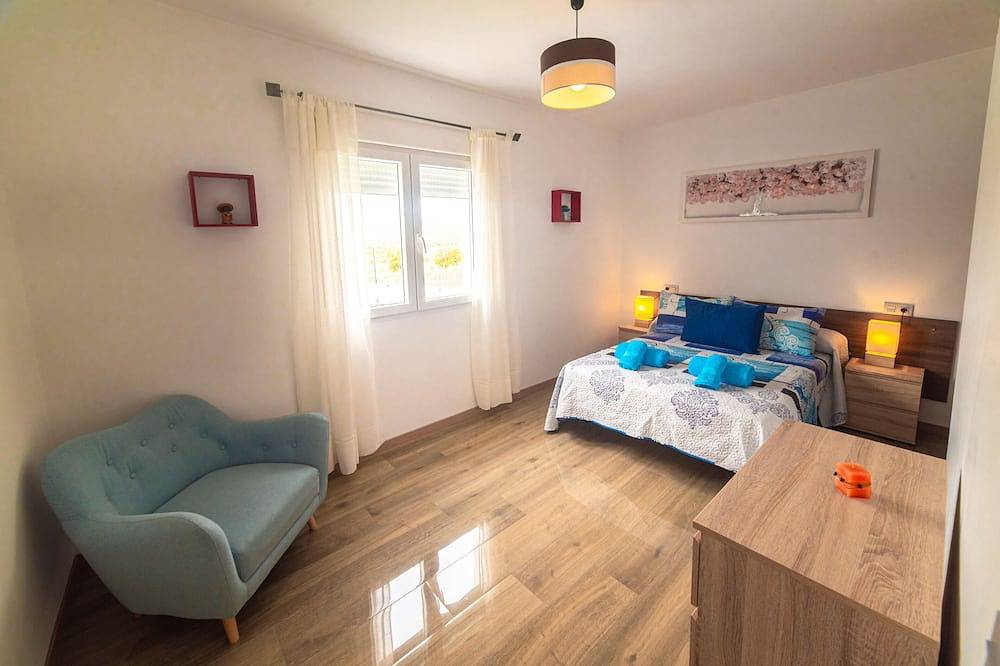 Magnificent villa: 2 private pools, Bbq, garden & parking. 13 per. In Padul in El Puntal (Granada), Padul