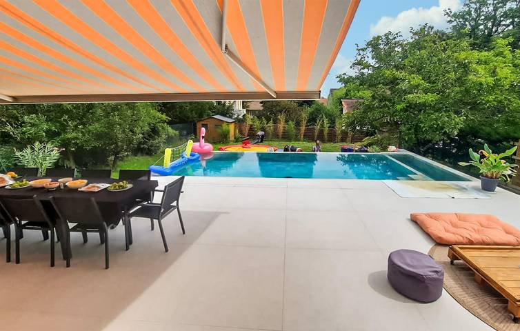 Location de vacances pour 8 personnes, avec terrasse ainsi que jardin et piscine à Yerres