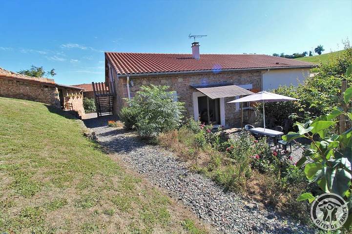 Location de vacances pour 5 personnes, avec jardin à Pomeys