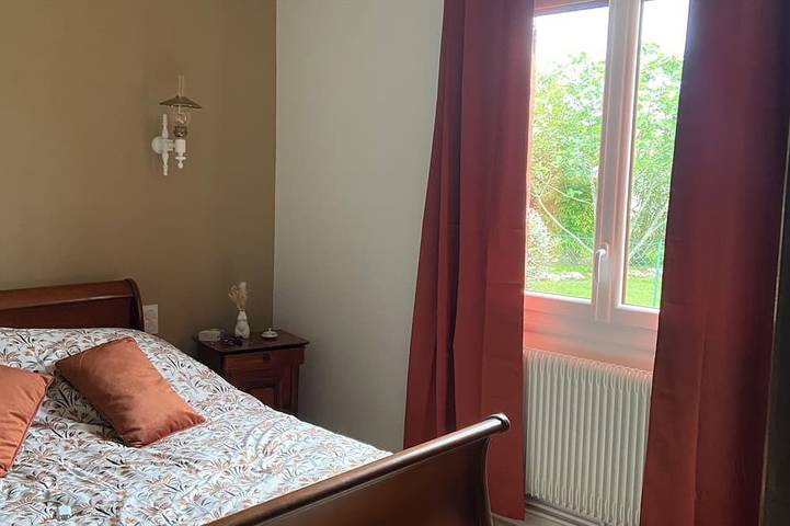 Fully equipped, air-conditioned house with a fenced-in yard, just a stone's throw from the Lot River and local shops in Fumel, Quercy