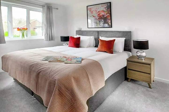Woking - 2 Bedroom House - With Garden in Woking, Surrey