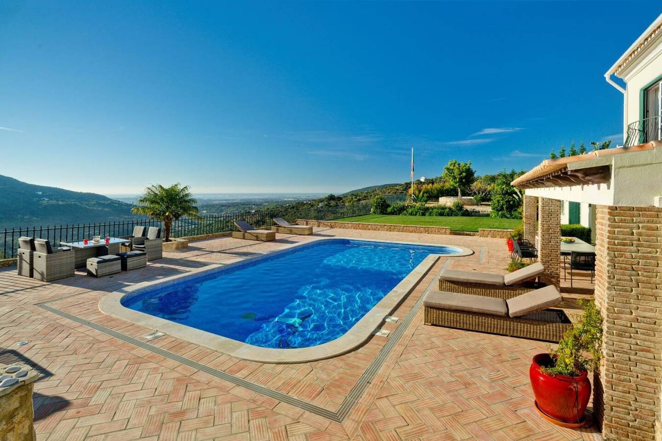 Villa 'Casa Canasta' with Mountain View, Pool and Air Conditioning in Faro District