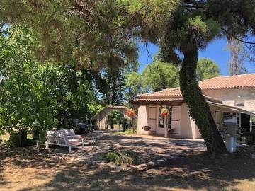 Gîte pour 6 personnes, avec vue ainsi que jardin et piscine, animaux acceptés à Savignac-de-Duras