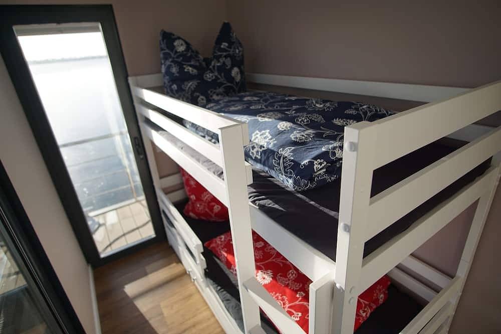 Modernes festliegendes Hausboot mit großzügiger Dachterrasse und Ruderboot in Röbel, Müritz