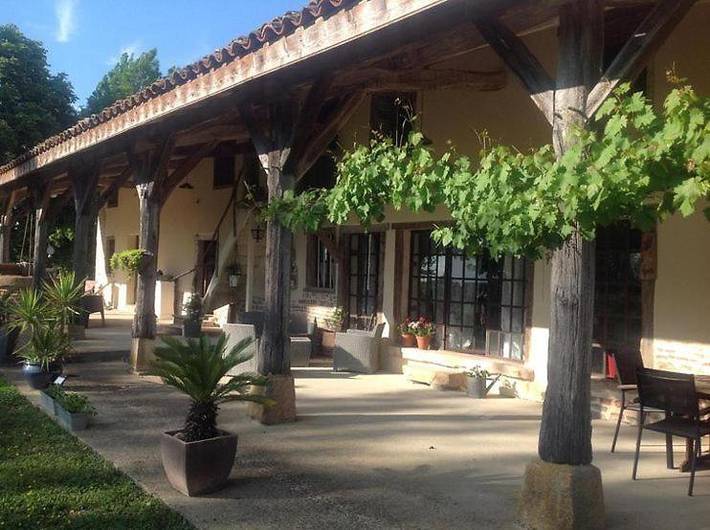 Gîte pour 2 personnes, avec Terrasse et Jacuzzi ainsi que Jardin et Sauna dans Saint-Martin-le-Châtel