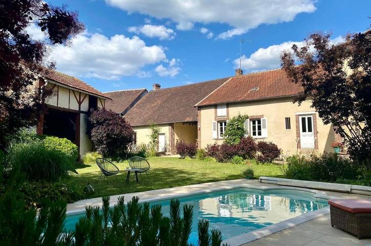 Location de vacances pour 2 personnes, avec Terrasse et Jardin ainsi que Piscine et Vue dans Dracy