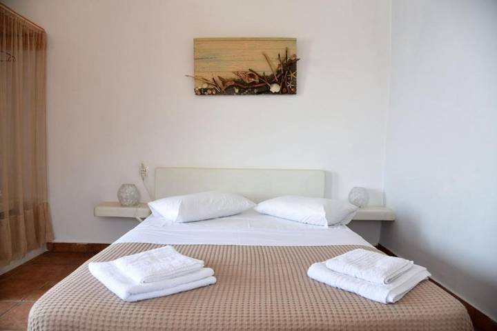 Gîte pour 2 personnes, avec vue ainsi que terrasse et jardin dans Κανάλα