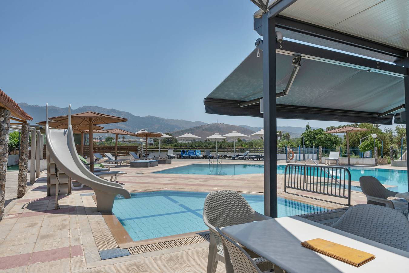 Gehele studio, Studio Appartement 'Golden Sun 3' met Uitzicht op Zee, Gedeeld Zwembad en Wifi in Τιγκάκι, Kos