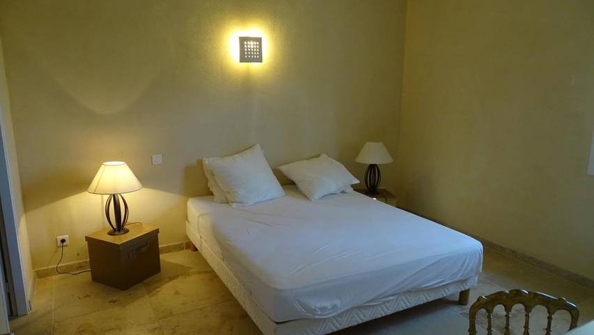 Location de vacances pour 5 personnes, avec terrasse et piscine ainsi que jardin et vue, animaux acceptés à Châteauneuf-de-Gadagne - 4