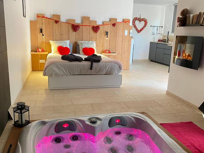 Gîte pour 2 personnes, avec Jacuzzi et Terrasse ainsi que Jardin et Piscine