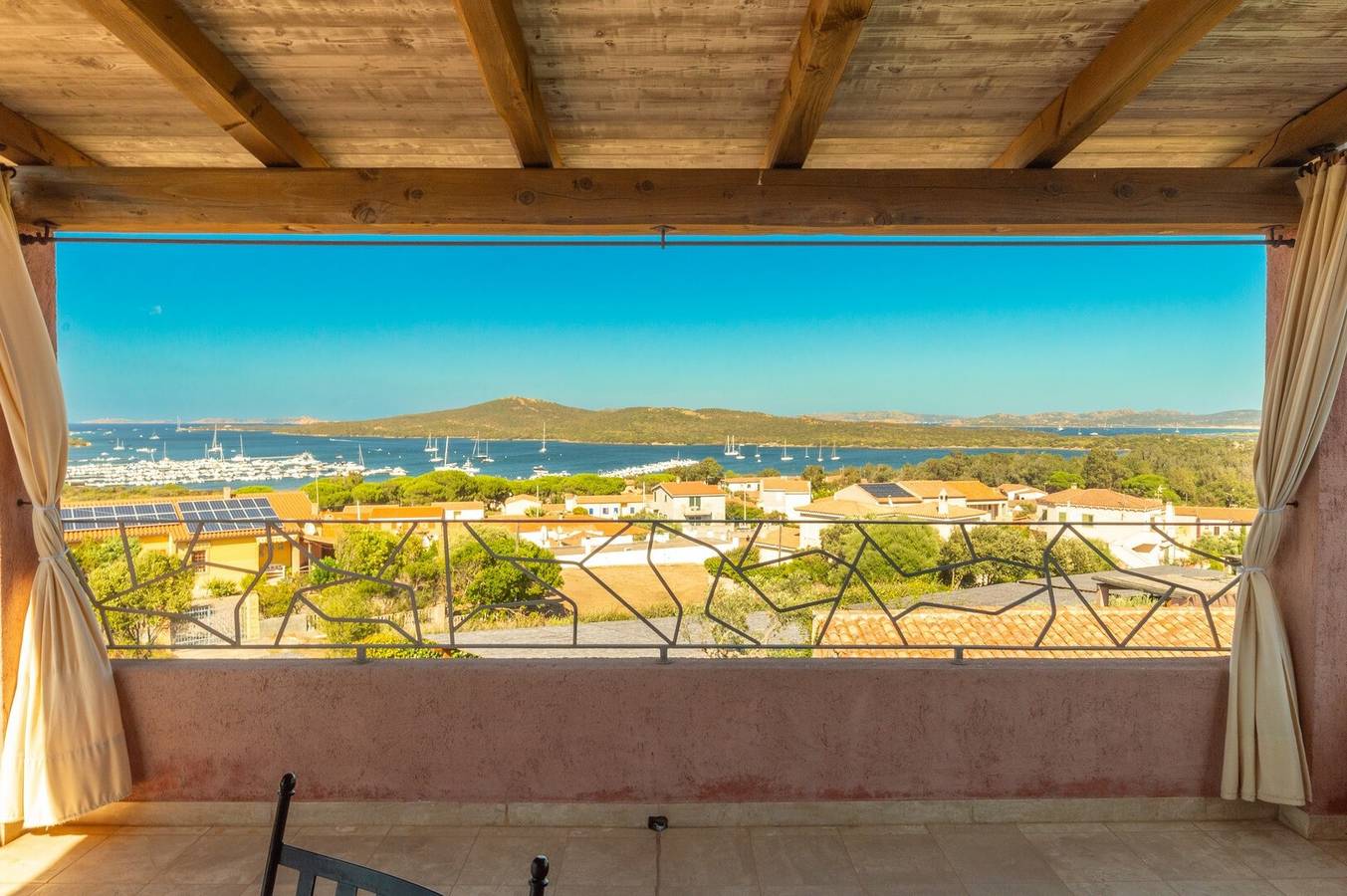 Appartement entier, Superbe « Attico Il Fiordo » avec vue mer, piscine, Wi-Fi et climatisation in Santa Teresa Gallura, Gallura