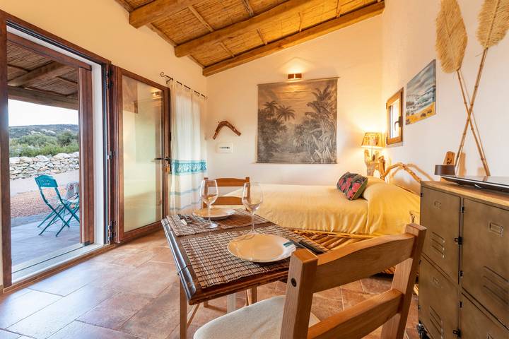 Entire studio, Studio Apartment 'Stazzo Jana' with Sea View, Private Terrace and Air Conditioning in Trinità d'Agultu e Vignola (Borgo), Trinità d'Agultu e Vignola