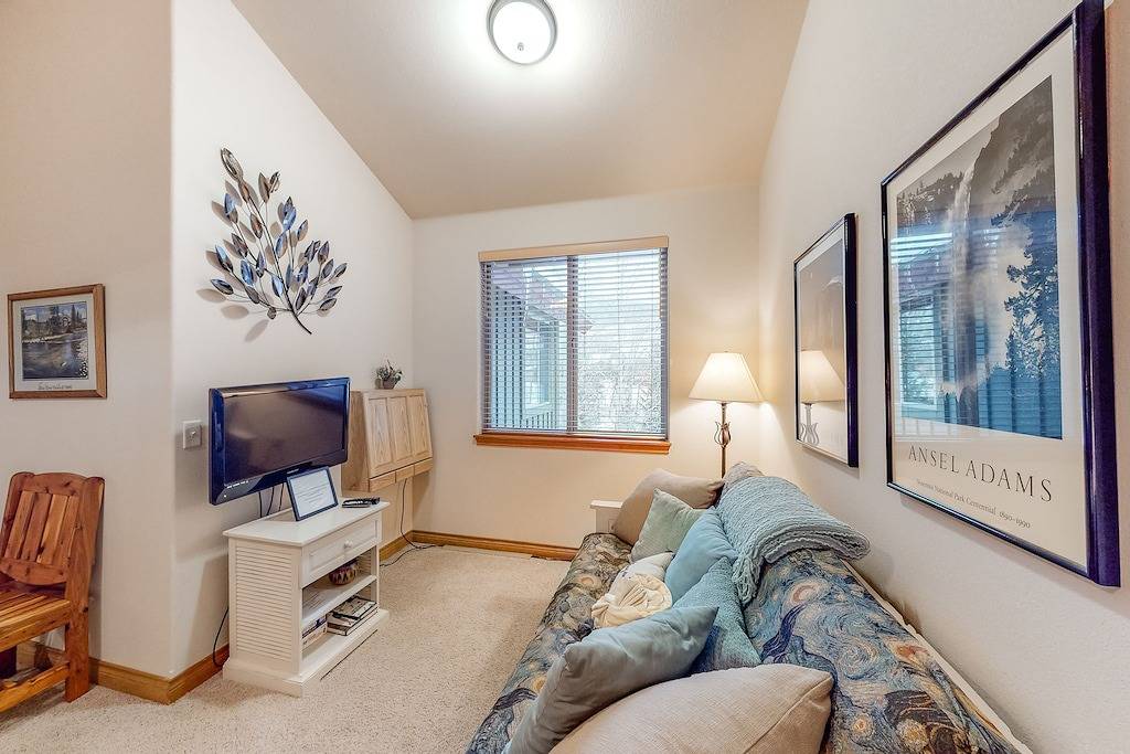 Ganze Wohnung, Spacious Condo on Blue River w/Shared Hot Tub, Water-View Balcony - Near Skiing in Silverthorne, Arapaho and Roosevelt National Forests
