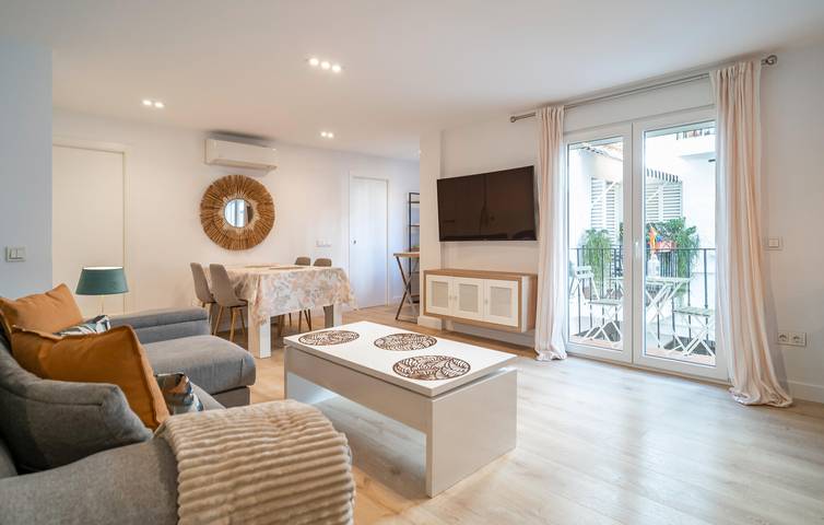 Ganze Ferienwohnung, Gemütliche Wohnung mit Terrasse in der Nähe von Playamar Beach in Playa El Bajondillo, Torremolinos