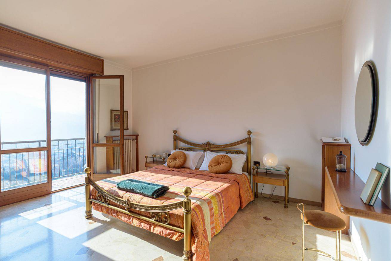 Geheel appartement, Lake View Villa with Private Parking in Mandello del Lario, Westelijke Bergamo-Alpen