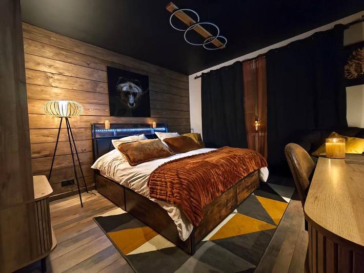 Chambre d’hôte pour 2 personnes, avec Jacuzzi et Terrasse ainsi que Jardin et Piscine