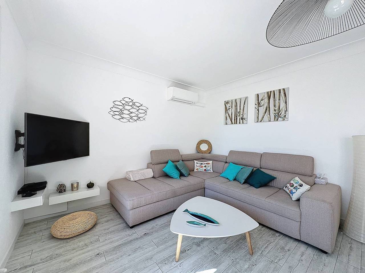 Appartement entier, Lumineux T3 climatisé près de la plage des Lecques, avec double terrasse et parking. in Les Lecques, Saint-Cyr-sur-Mer