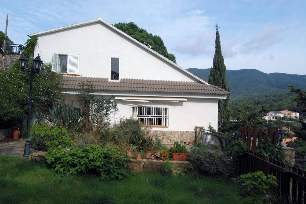 Grande maison ensoleillée près de la plage /Large sunny house near the beach in San Cipriano de Vallalta, Costa del Maresme