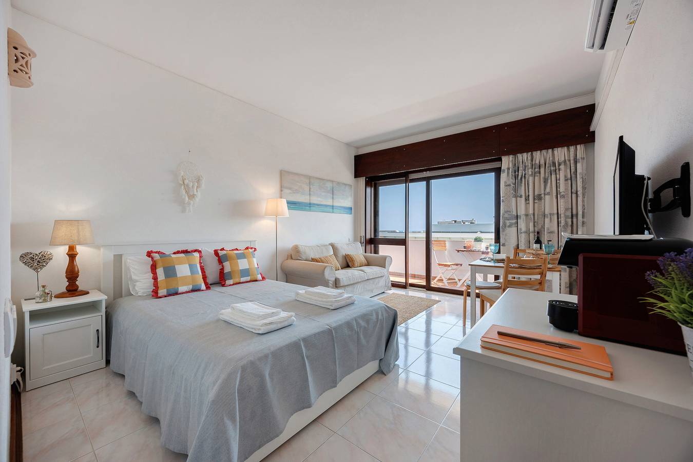 Entire apartment, Apartment 'Pôr Do Sol' with Sea View, Wi-Fi and Air Conditioning in Alvor, Faro District