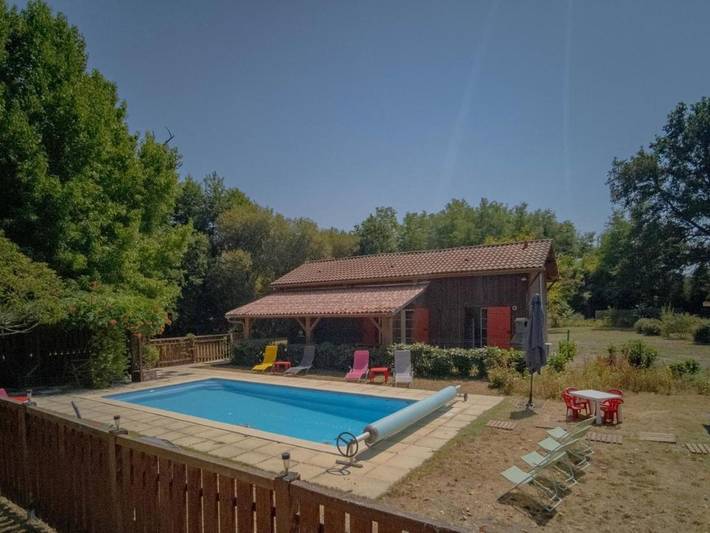 Location de vacances pour 6 personnes, avec piscine et terrasse à Bélis