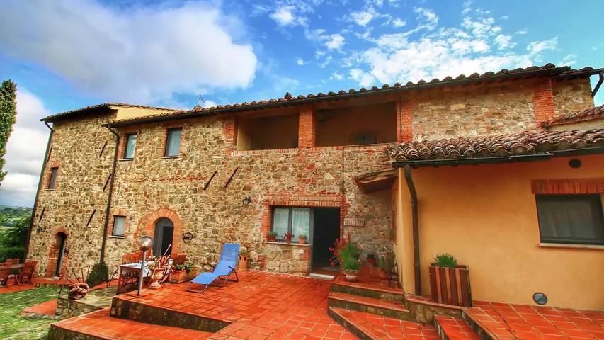 Agriturismo per 4 persone, con giardino e piscina, con animali domestici in Val d’Orcia