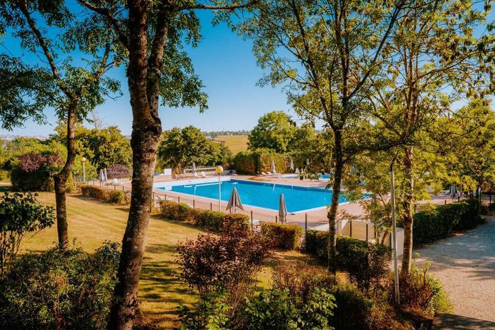 Camping pour 5 personnes, avec Terrasse et Jardin ainsi que Piscine et Vue