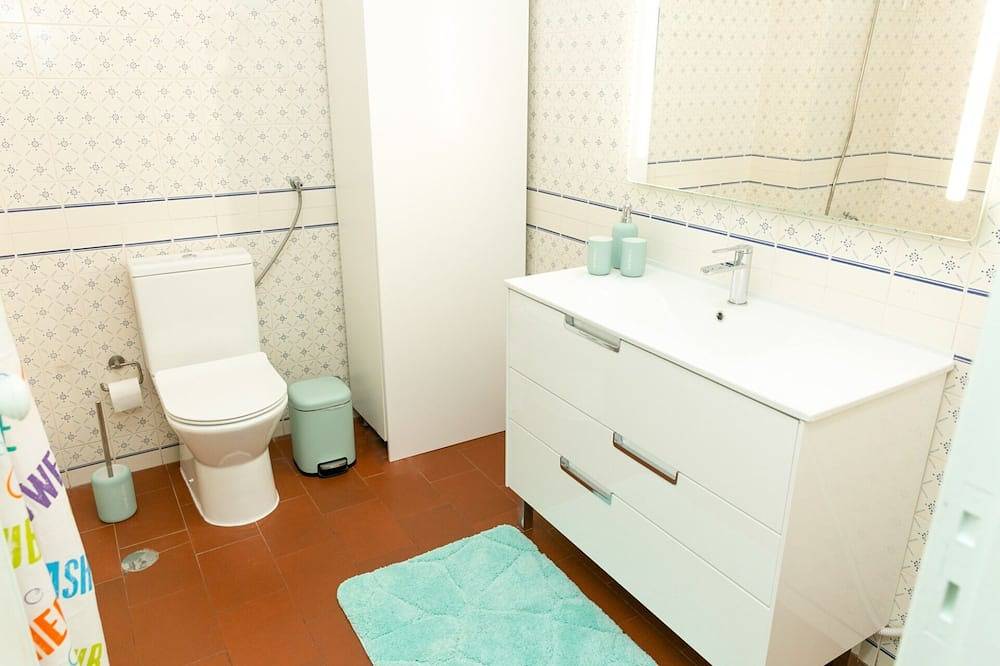 Apartamento inteiro, Apart T1 em hotel com piscina e jardim. Internet.4 pessoas, independente. Novo in Albufeira, Distrito de Faro