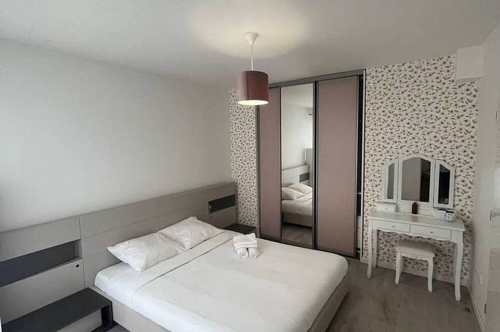 Ganze Wohnung, Apartment with balcony at the gates of Paris in Bagnolet, Seine-Saint-Denis