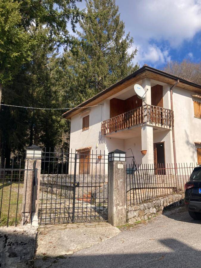 Casa vacanza per 10 persone, con Balcone e Terrazza nonché Giardino e Vista lago a Acerno