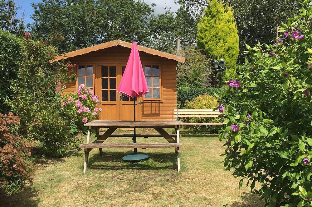 Welcoming family holiday home close to sea, beach,  activities and country park in Burry Port, Carmarthenshire