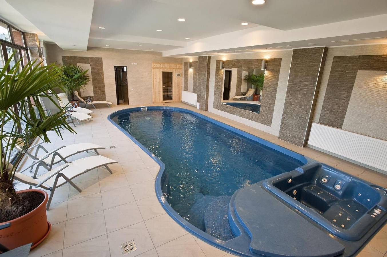 Kürzlich in eine Ferienvilla konvertiertes (2010), umfriedetes Haus aus der Sachsenzeit, mit privatem Indoor-Pool und Jacuzzi, Außenküche und Grillplatz in Karpaten