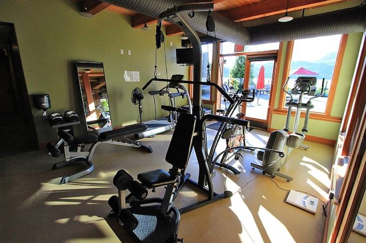 Vacation rental for 8 people, with hot tub and garden as well as pool and sauna in Shuswap Lake