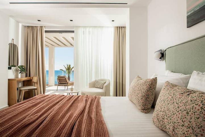Nerea Deluxe Seafront Villa, Iconic Infinity Pool in Zakynthos Ciudad, Zante