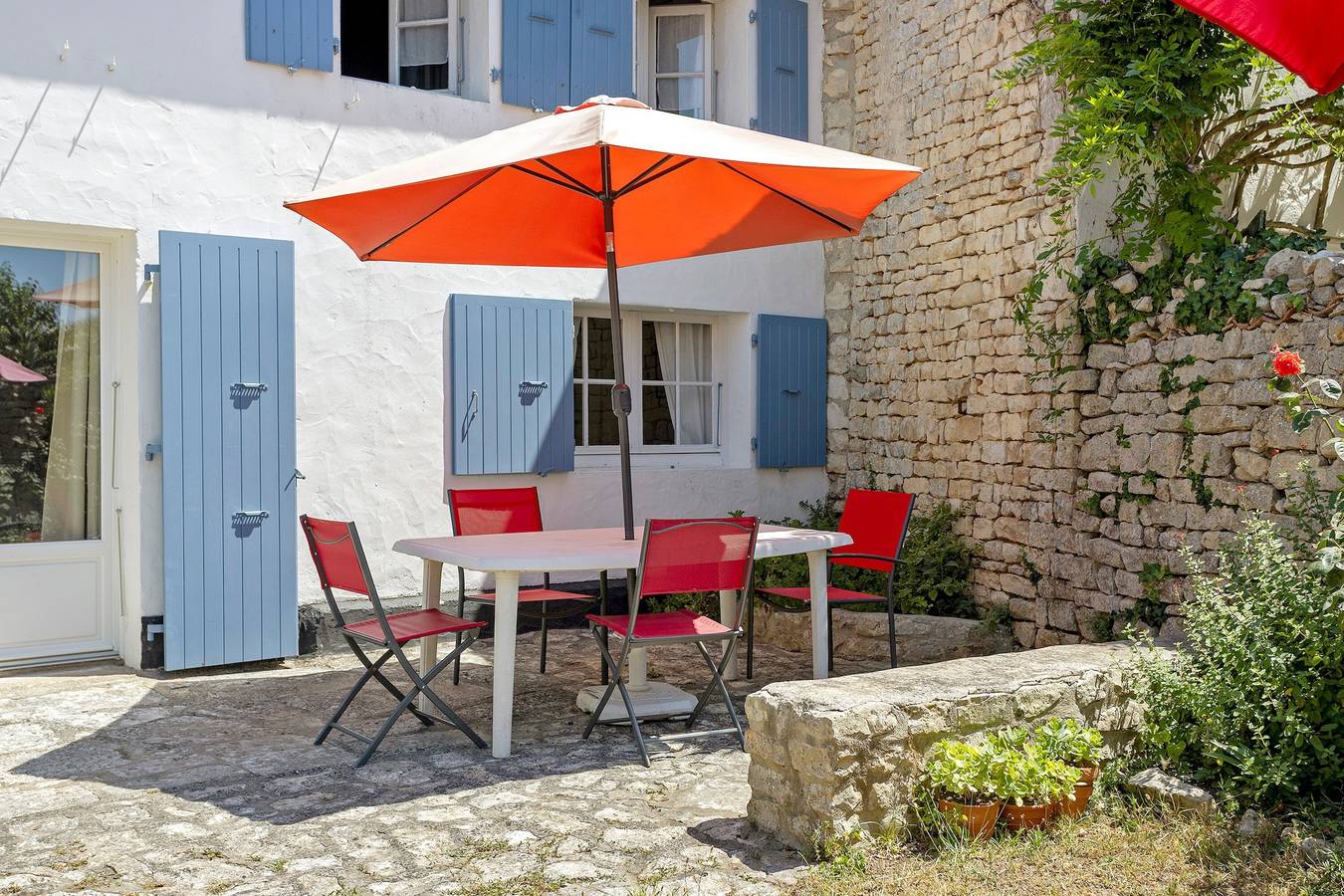 « Maison De Pays Églantine » avec terrasse, jardin privés et Wi-Fi in Sainte-Marie-de-Ré, Île de Ré