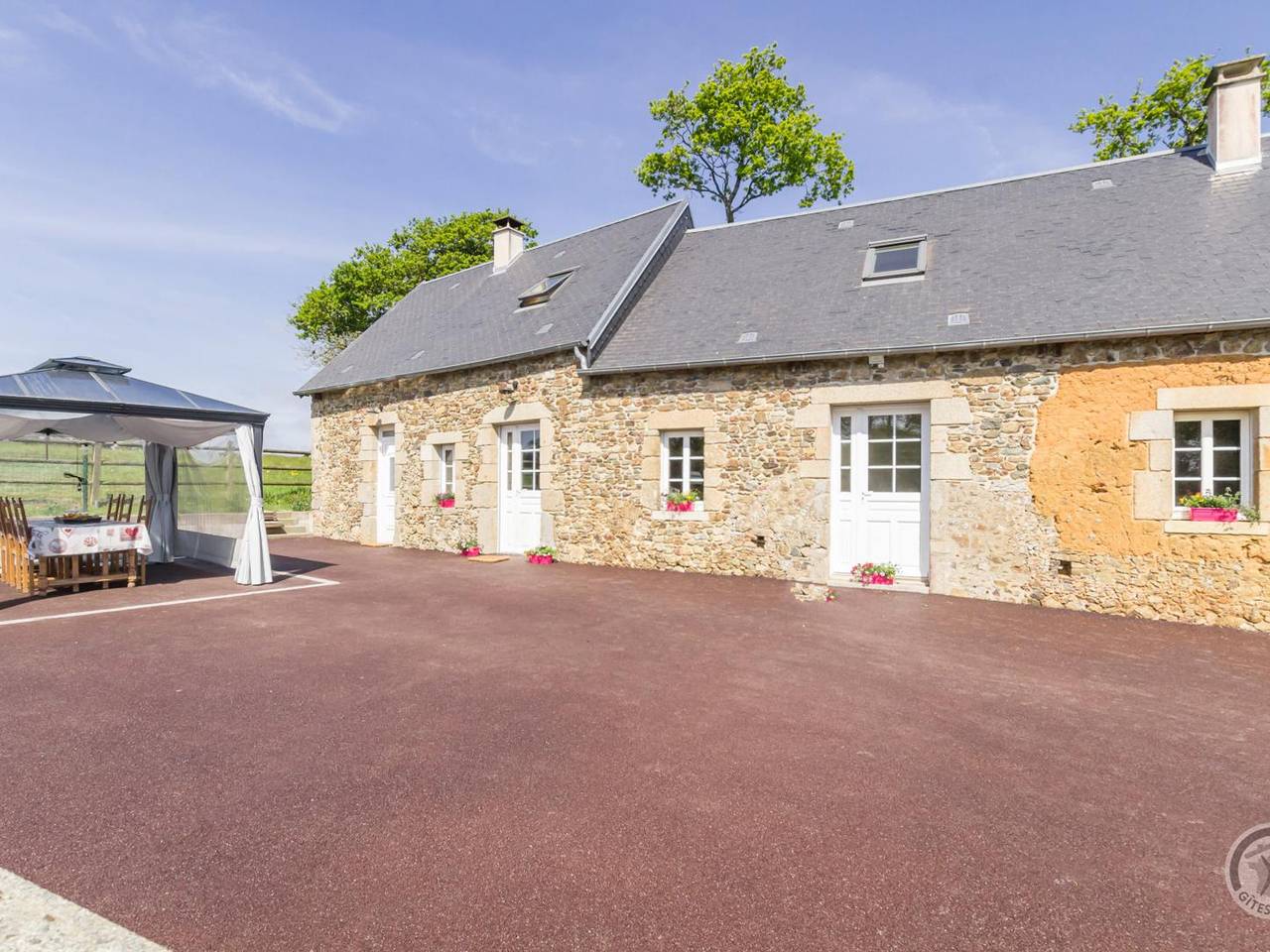 Encantadora casa de piedra con barbacoa y jardín in Montsurvent, Coutances y alrededores